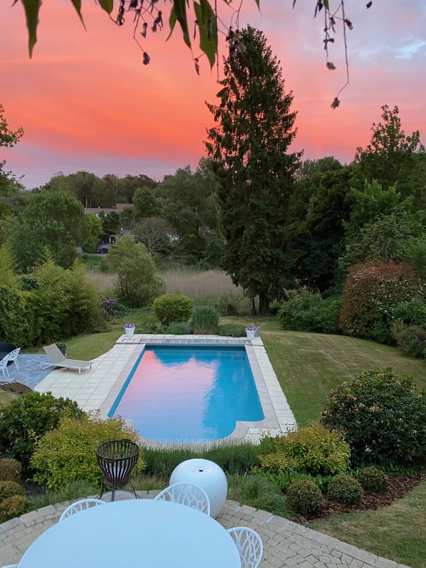 Piscine et jardin au coucher du soleil